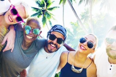 Sahilde birlikte vakit arkadaşlar