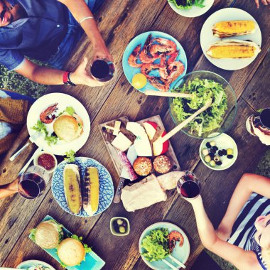 Arkadaşlar açık havada yemek