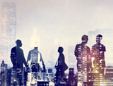 Yürüyen iş adamlarının siluetleri