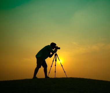 Fotoğrafçı fotoğraf makinesi ile çekim