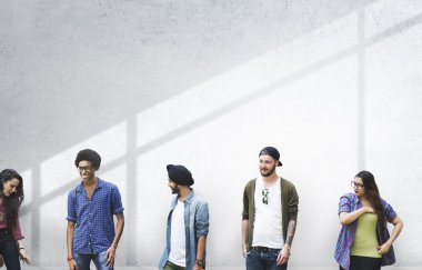 duvara karşı neşeli öğrenciler