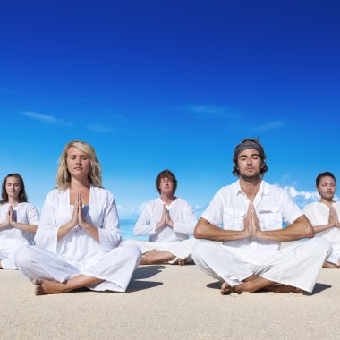 İnsanlar Yoga kavramı sahilde gerçekleştirme