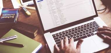 İşadamı dizüstü düşünme kavramı çalışma kullanma