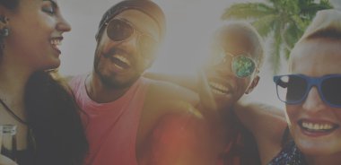 plajda eğlenmek arkadaşlar