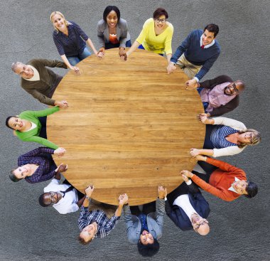 bir grup insan tartışıyor