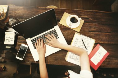 Kadın iş çalışma üstünde laptop kavramı
