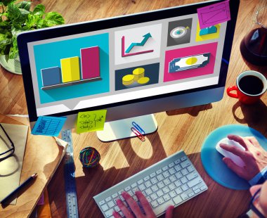 Bilgisayar ve iş büyüme kullanan adam 