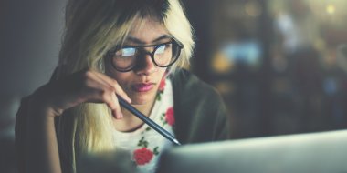 Dizüstü bilgisayarda çalışan iş kadını