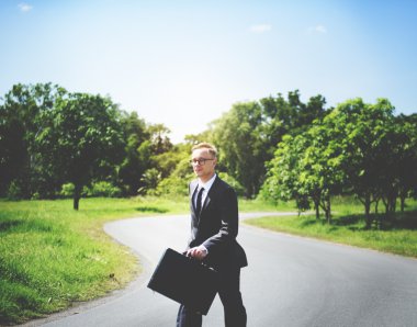 evrak çantası ile neşeli işadamı