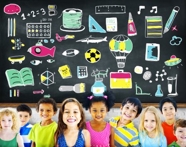 Gülümseyen şirin farklı çocuklar