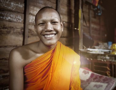 Gülümseyen Kamboçyalı keşiş