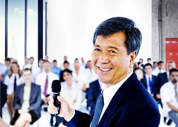 Businessman giving presentation — Stock Photo, Image
