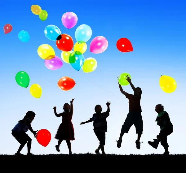 Niños jugando con globos —  Fotos de Stock