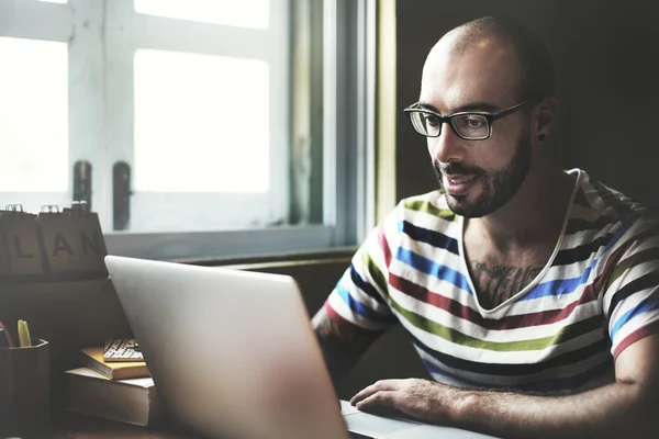 Homem trabalhando no computador portátil — Fotografia de Stock