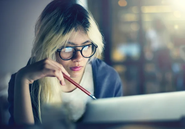 Geschäftsfrau arbeitet am Laptop — Stockfoto