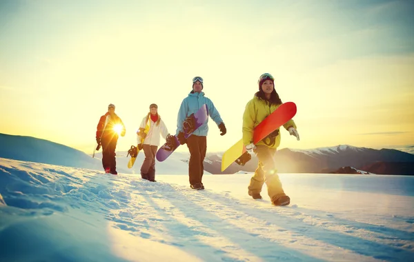 Personas con tablas de snowboard en las montañas —  Fotos de Stock