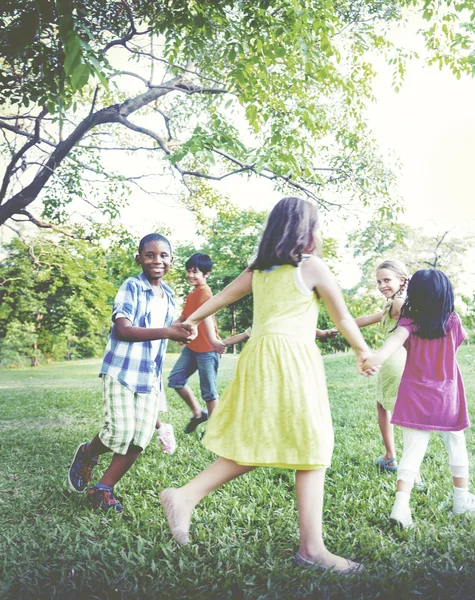 Groep kinderen houden handen Concept — Stockfoto