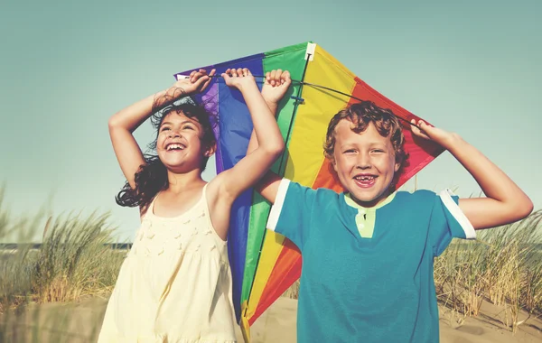 Barn som leker med kite — Stockfoto