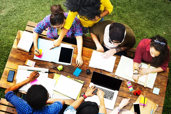 Diversos estudiantes universitarios que estudian juntos — Foto de Stock