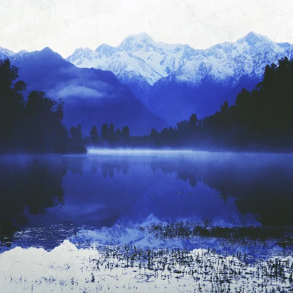 Lindas montanhas com lago — Fotografia de Stock
