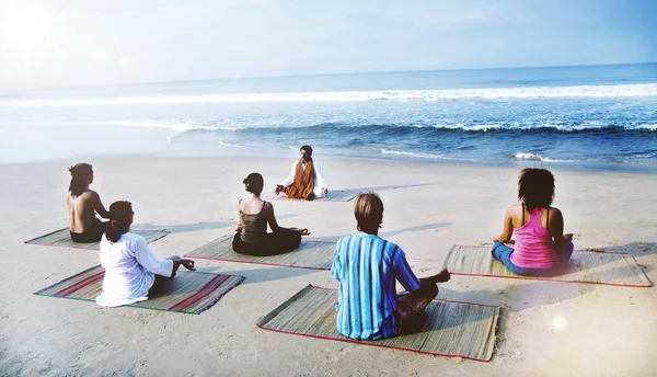 Människor gör utövandet av yoga — Stockfoto