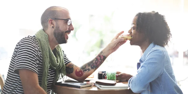 Hombre alimentando a su novia con donut — Foto de Stock