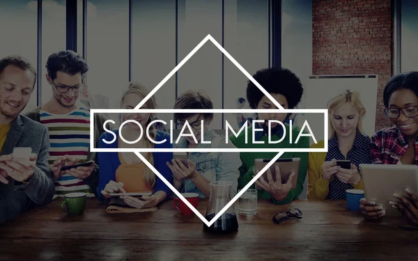 Pessoas usando dispositivos e mídias sociais — Fotografia de Stock