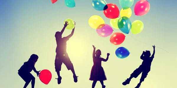 Niños jugando con globos —  Fotos de Stock