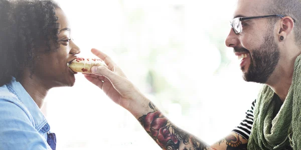 Homem alimentando sua namorada com donut — Fotografia de Stock