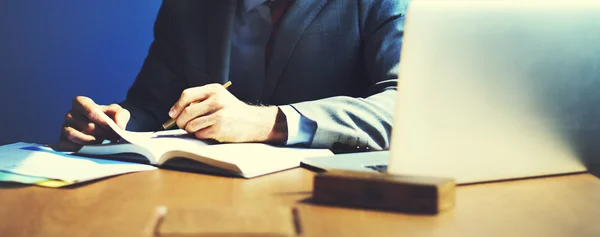 Geschäftsmann arbeitet in seinem Büro — Stockfoto