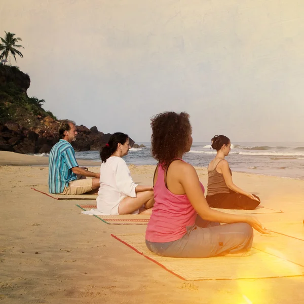 Människor gör utövandet av yoga — Stockfoto