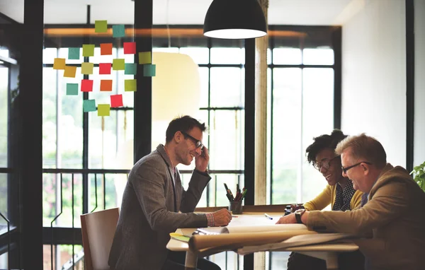 Groep van architecten werken in office — Stockfoto