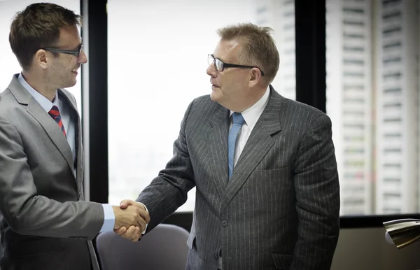 Obchodní lidé handshaking potvrdit dohodu — Stock fotografie