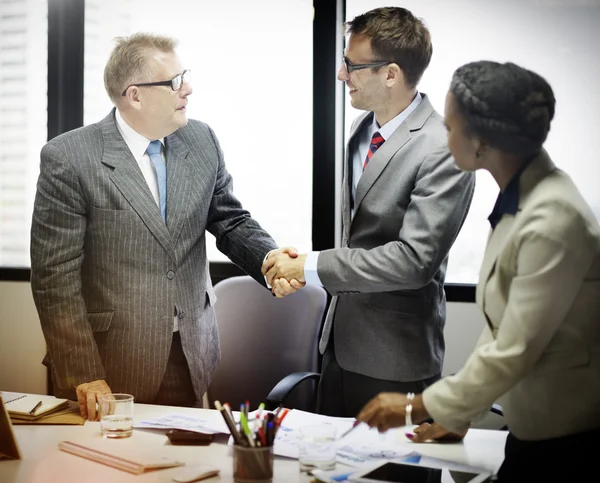 Business people handshaking to confirm deal — Stock Photo, Image