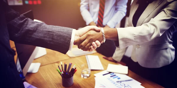 Obchodní lidé handshaking potvrdit dohodu — Stock fotografie