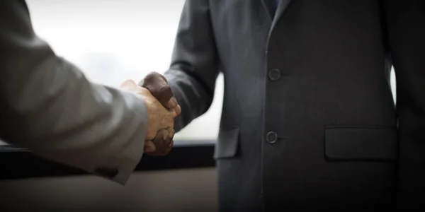 La gente di affari che stringe la mano per confermare l'affare — Foto Stock