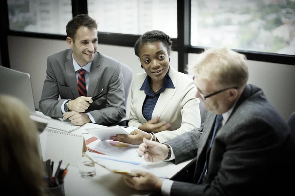 Geschäftsleute diskutieren in Unternehmen — Stockfoto