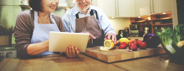 Cocina en pareja y el uso de tabletas digitales — Foto de Stock