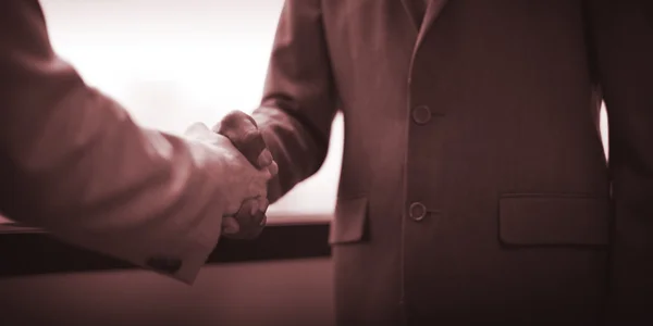 Business mensen handshaking te bevestigen deal — Stockfoto