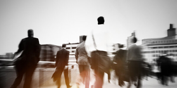 бизнесмены, гуляющие по городу