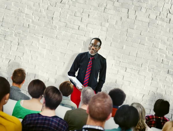 Affärsmän under gemensam diskussion — Stockfoto