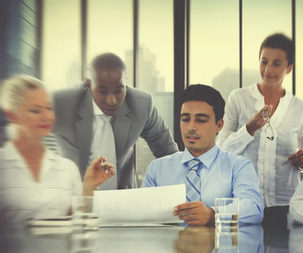 Geschäftsleute diskutieren Strategie bei Treffen — Stockfoto