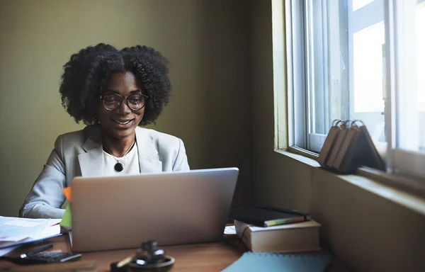 Zakenvrouw werkt op laptop computer — Stockfoto