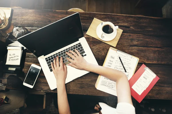 Donna d'affari che lavora sul concetto del computer portatile — Foto Stock