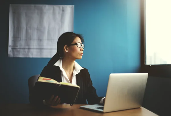 Femme d'affaires travaillant dans le bureau — Photo