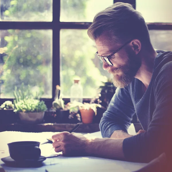 Geschäftsmann arbeitet im Home Office — Stockfoto