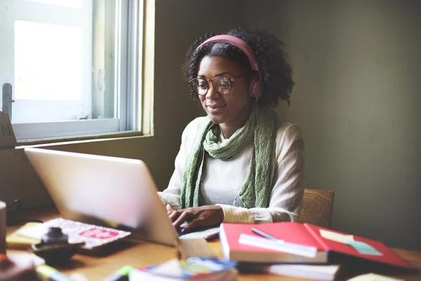 Donna d'affari con cuffie che lavora su laptop — Foto Stock