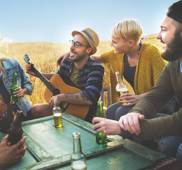 Vrienden genieten van tijd samen op buitenshuis — Stockfoto