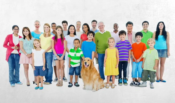 Gruppe von Diversity-Menschen und Kindern — Stockfoto