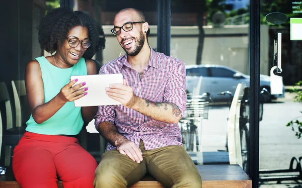 Paar sitzt mit digitalem Tablet auf Bank — Stockfoto